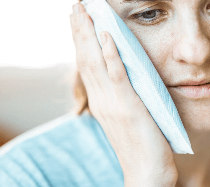 임플란트-후-아파하는-여성