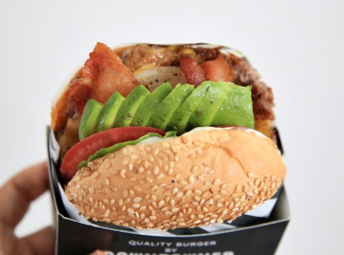 대표 메뉴인 아보카도버거