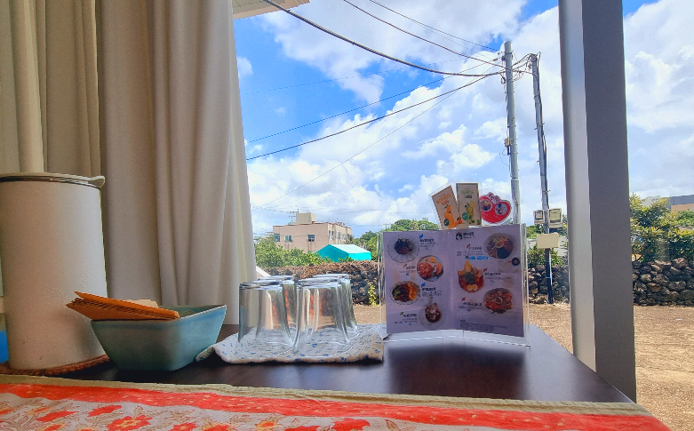 언니식탁 내부에서 창을 통해 바라본 외부모습