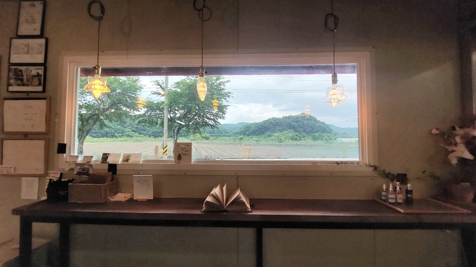 내부 창가 자리 모습