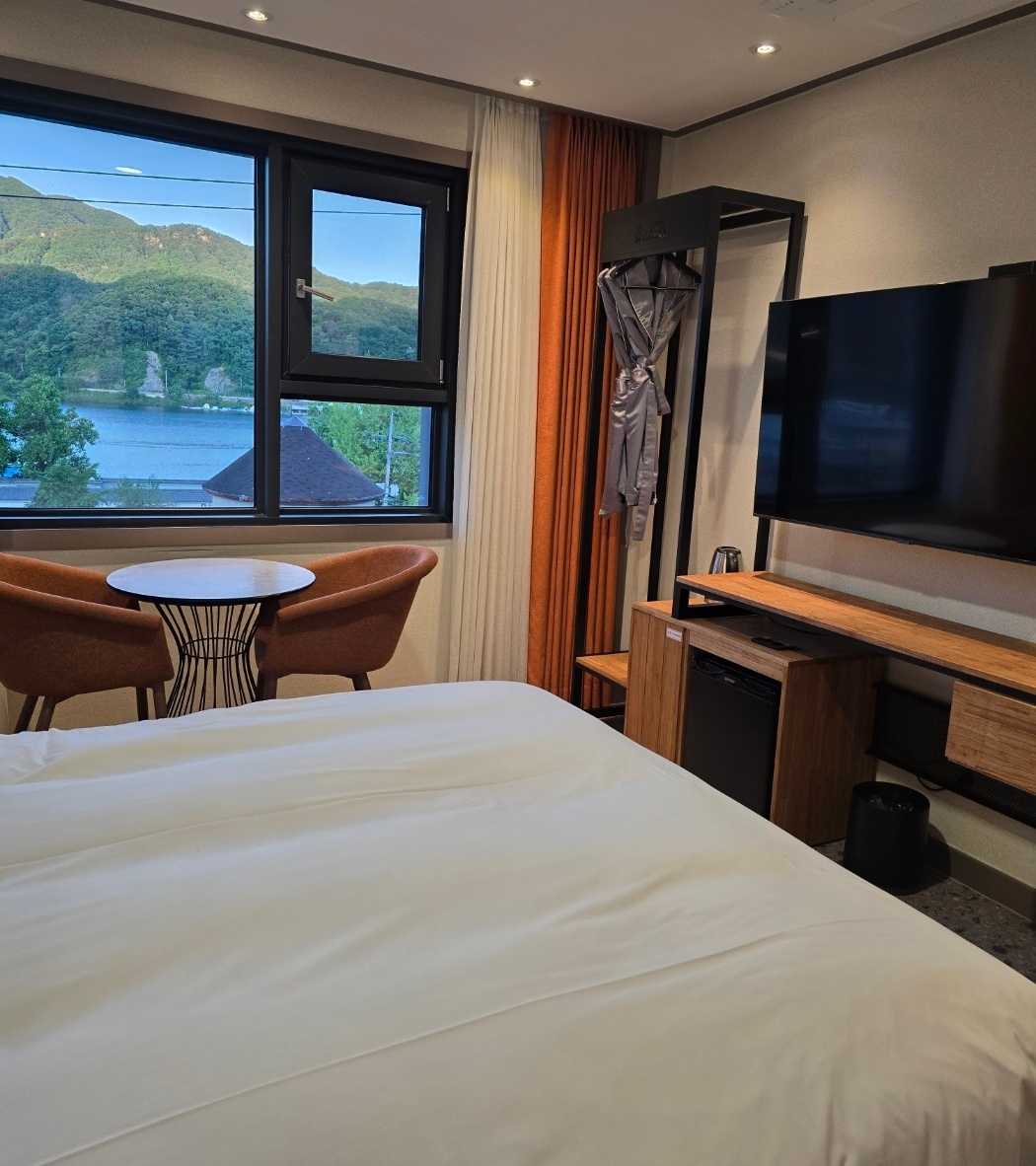 AGIO 호텔 방 내부 이미지