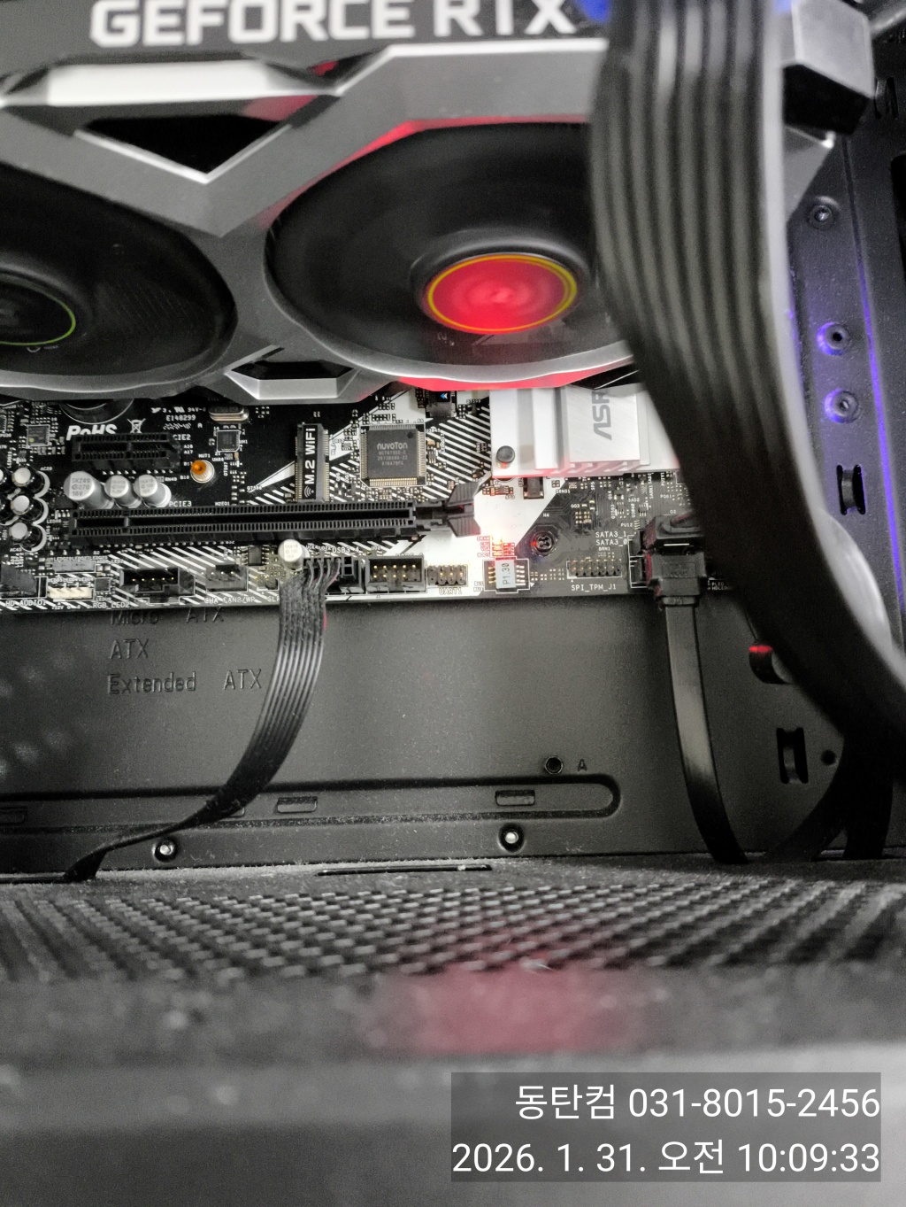 DRAM LED가 켜지고 화면이 안 뜨고 있습니다.