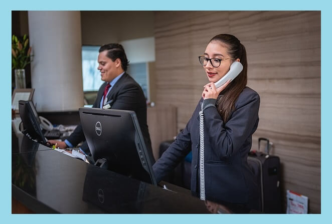 고객-전화응대-하는-직원