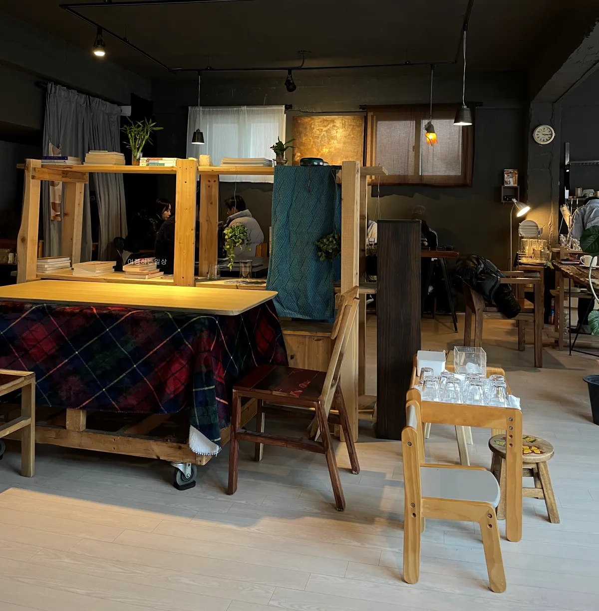 성북구-보문-카페-아늑하고-독서-작업하기-좋은-공간-카페-시소(see-saw)