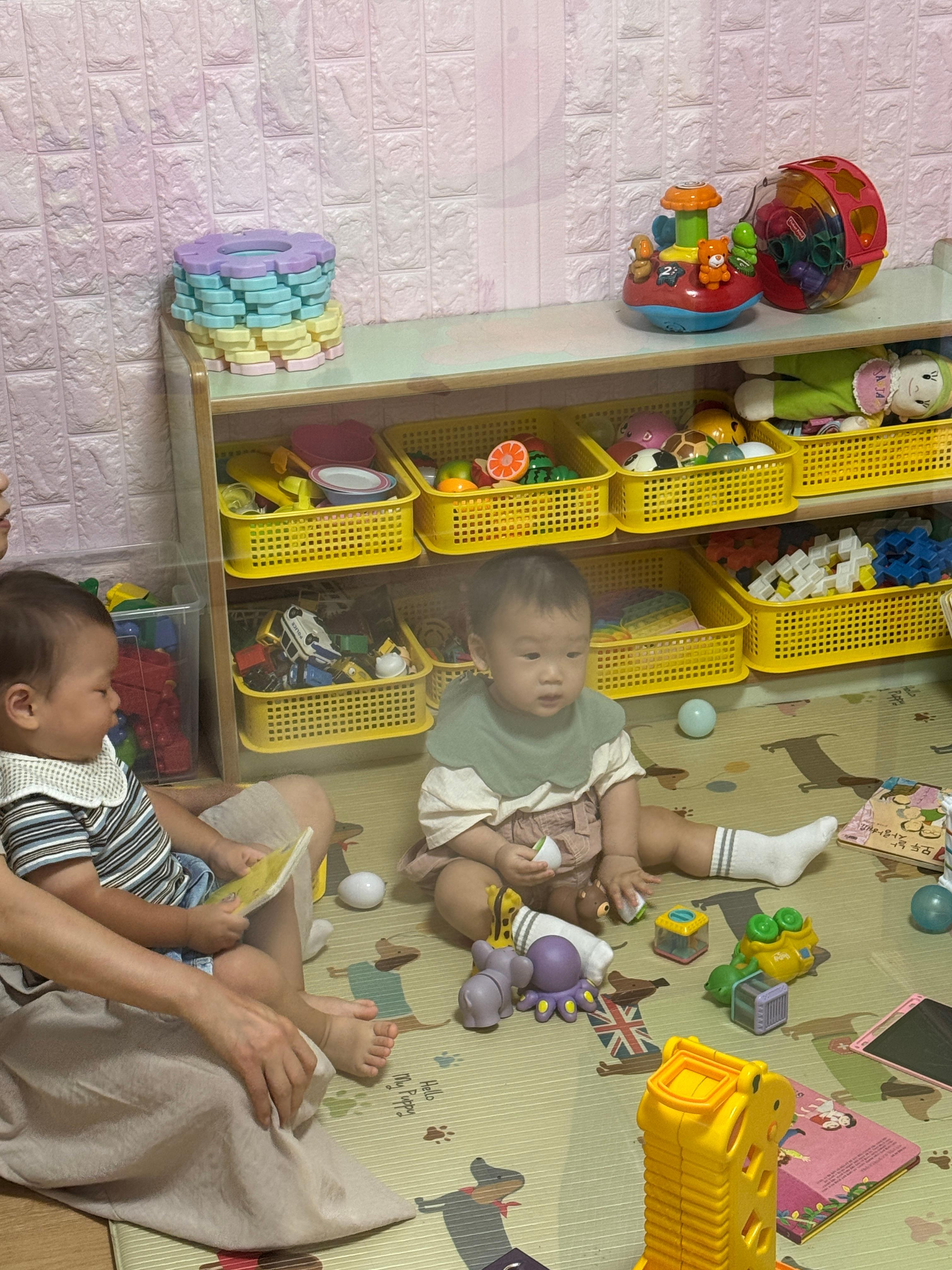 교실에서 놀잇감 탐색하다가 멍때리는 11개월 아기