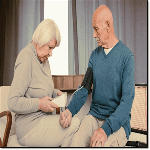 노인 혈압 측정하는 부인