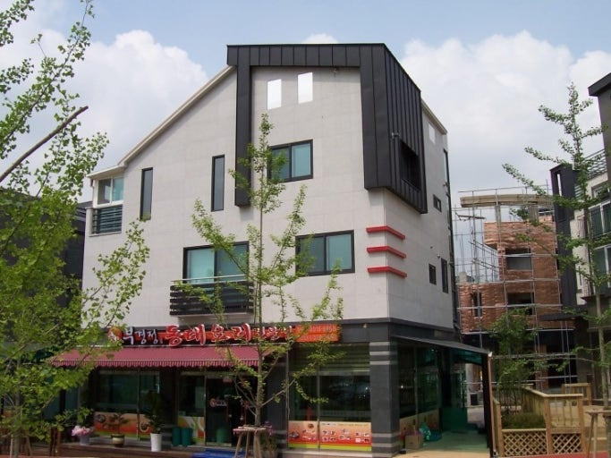 화성 동탄의 완공후 영업하는 점포주택 사진