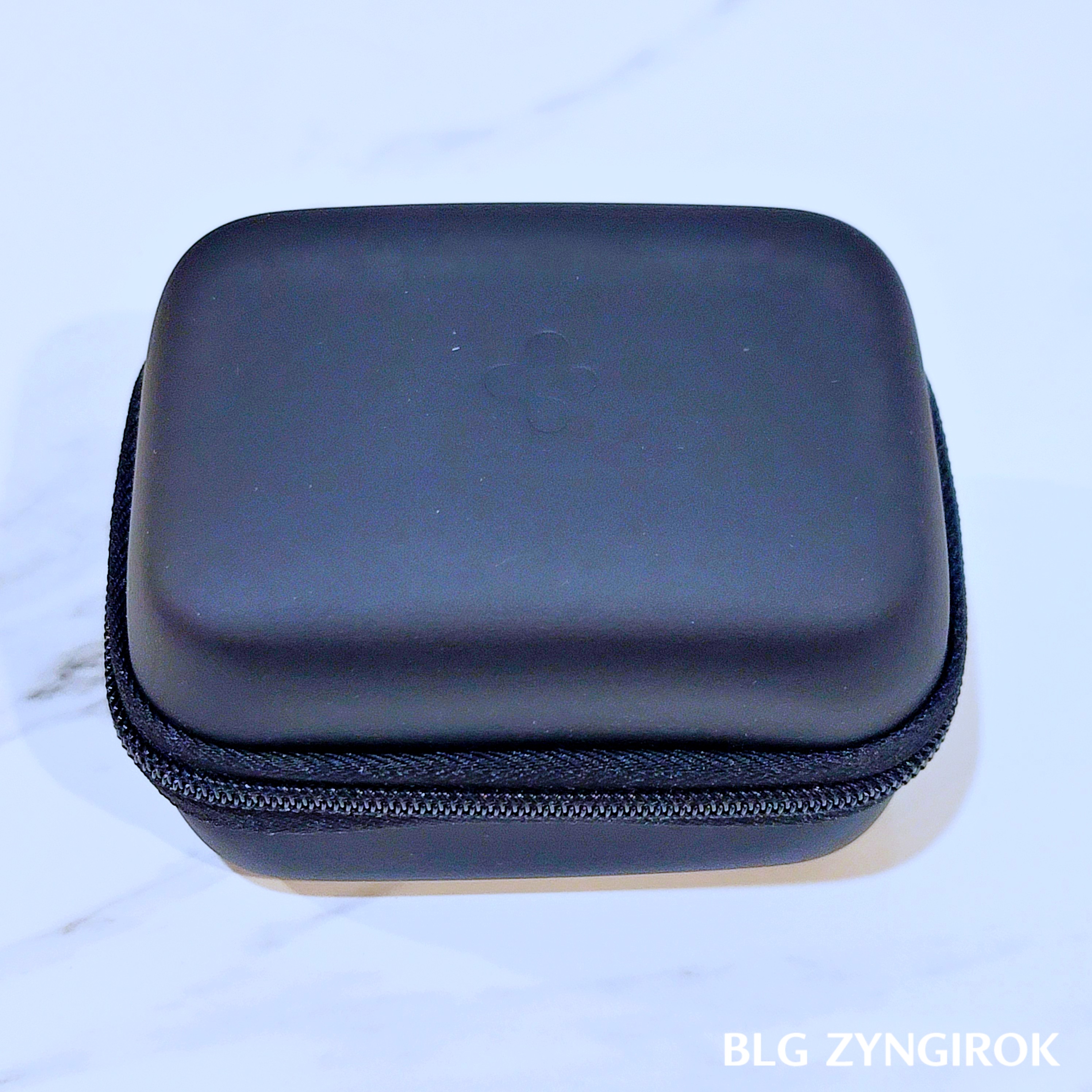 슈피겐 여행용 어댑터 - 파우치 모습이다.