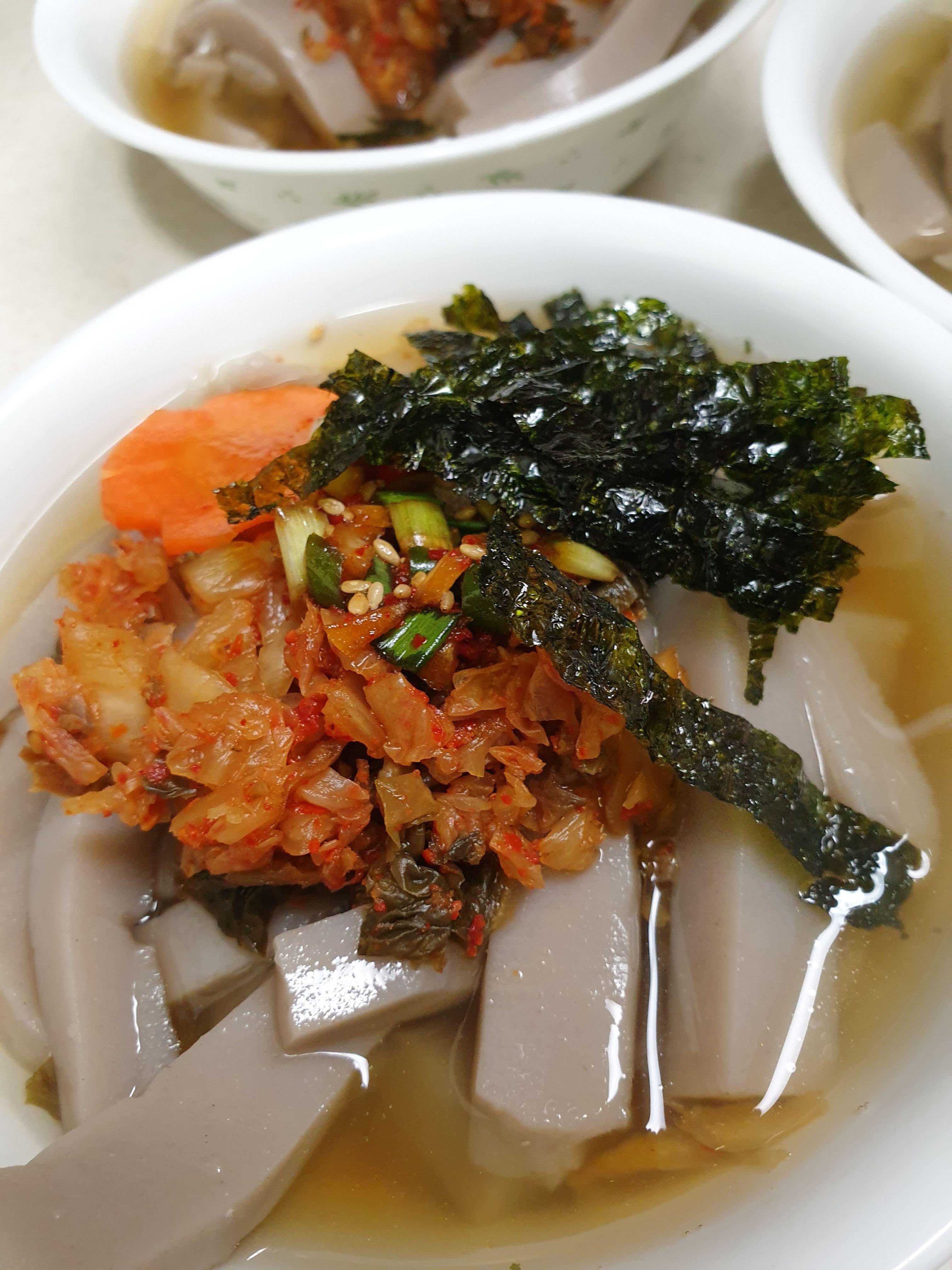 흰 그릇안의 채썬 메밀과 양념, 김