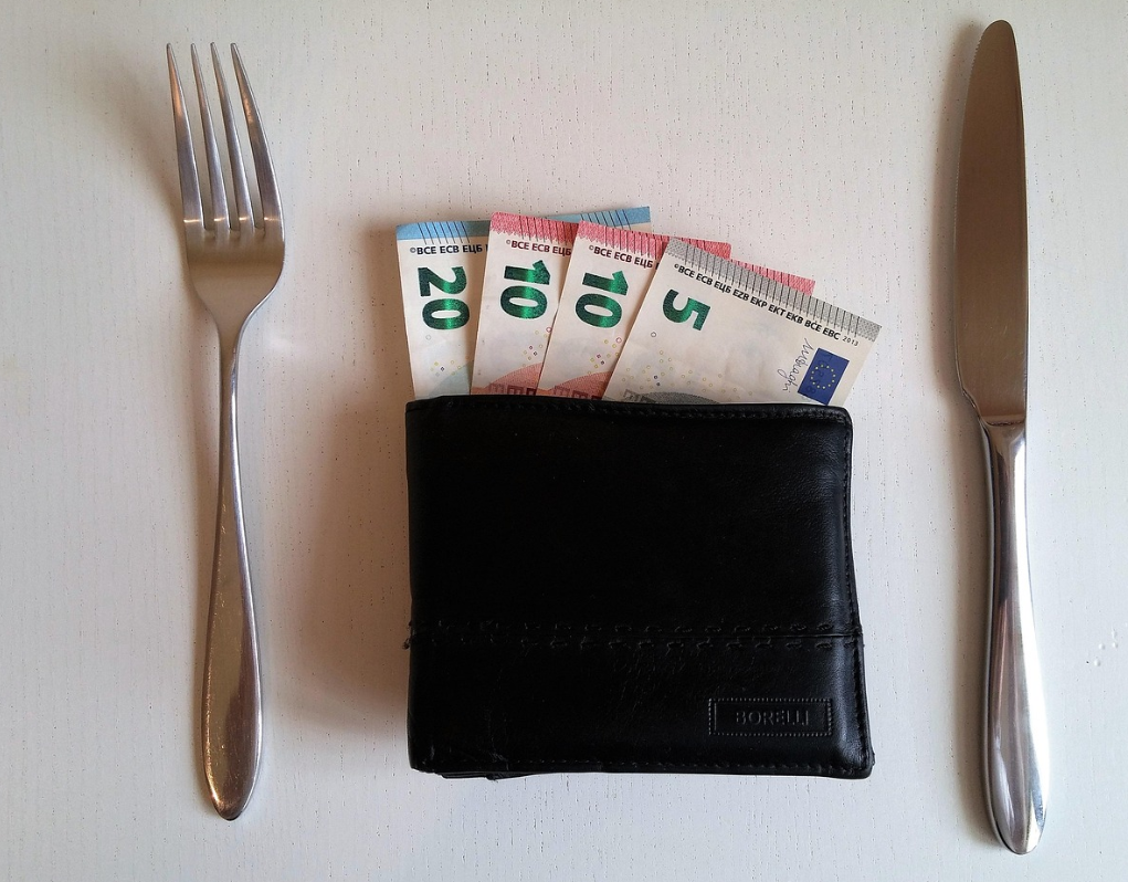 유로가 들어간 지갑과 포크, 나이프