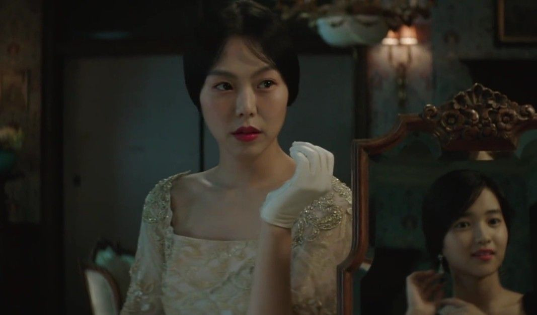 영화 아가씨 장면 중, 아가씨 놀이를 하는 히데코와 타마코