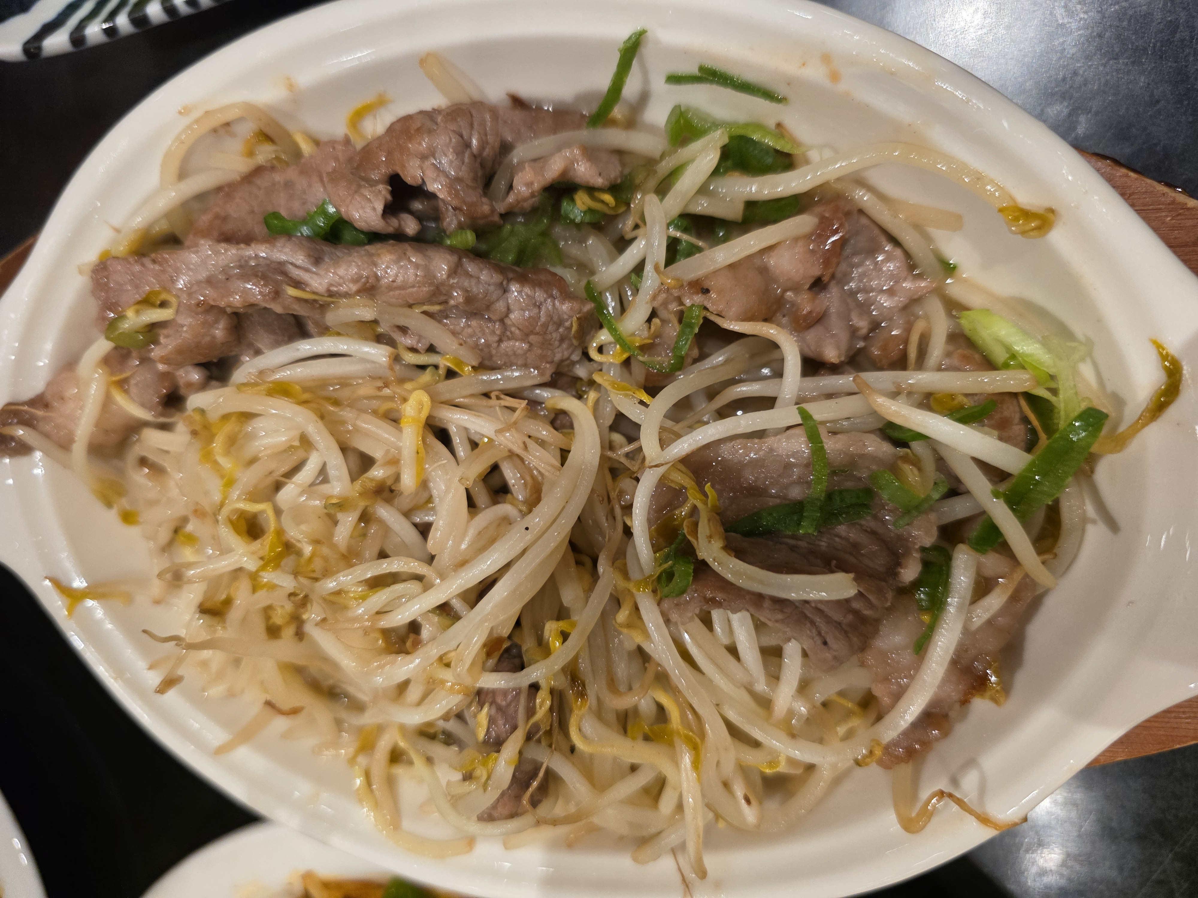 차돌양지와 아삭아삭한 숙주 한입
