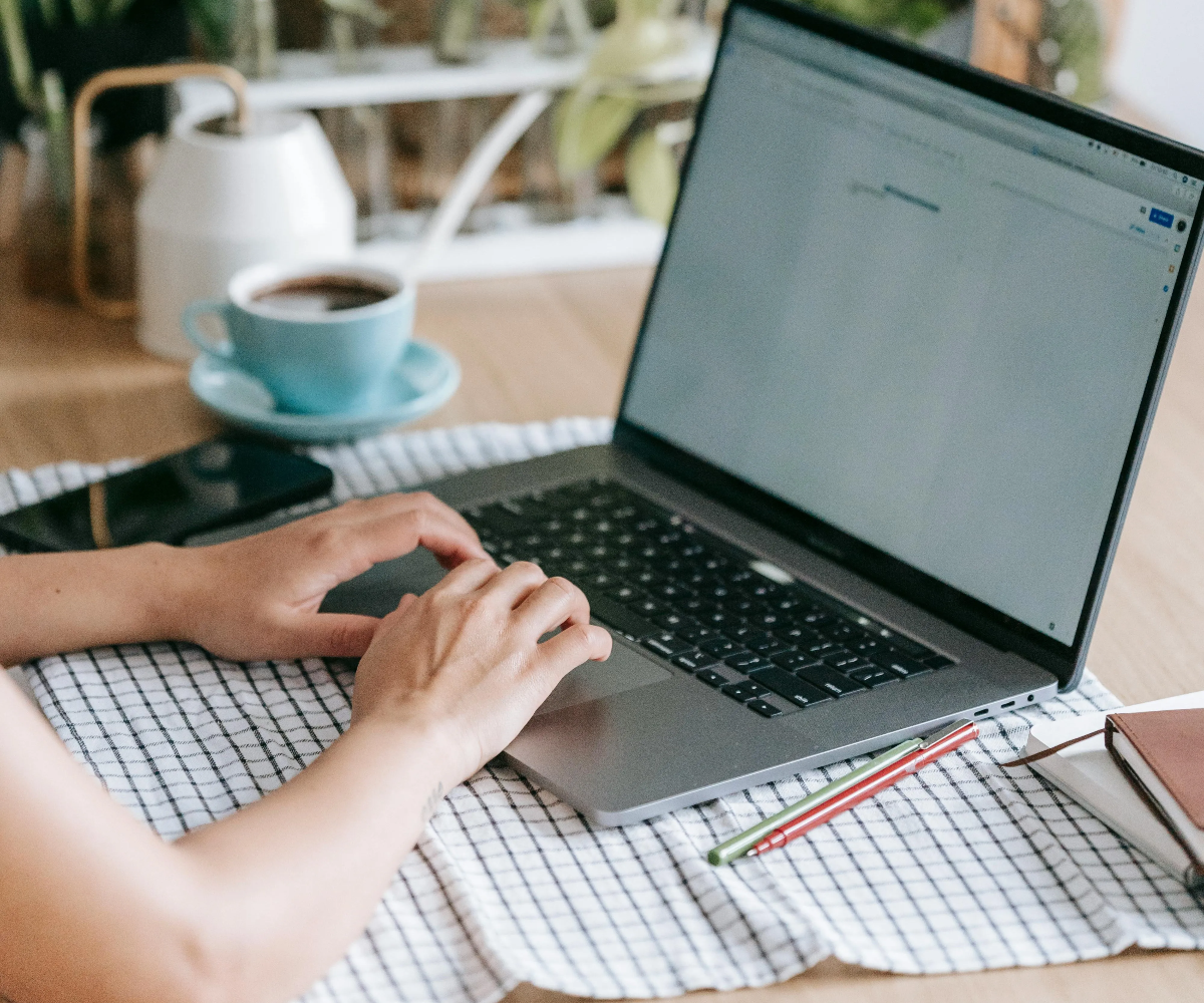 노트북으로-글을-쓰는-모습