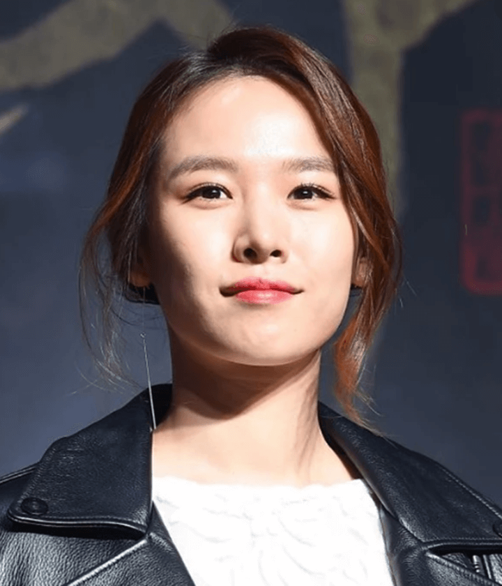 조윤희의-미소를-머금은-모습