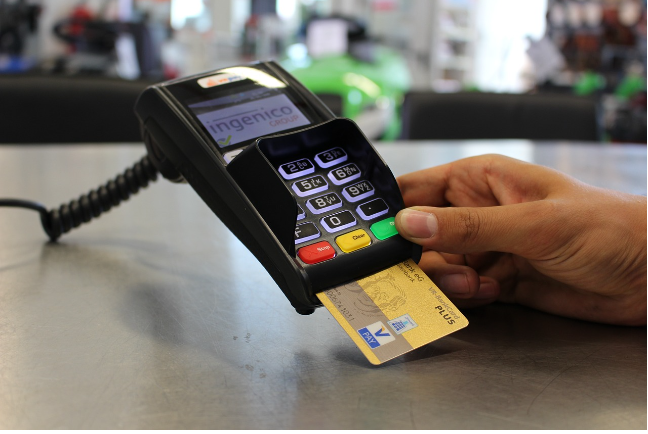 카드 단말기에 지역화폐 카드를 삽입해 결제하는 모습