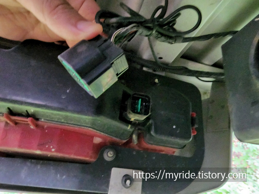 가장 먼저 차량 안쪽 방향에 있는 릴리즈 버튼을 눌러 커넥터를 탈거해준다.