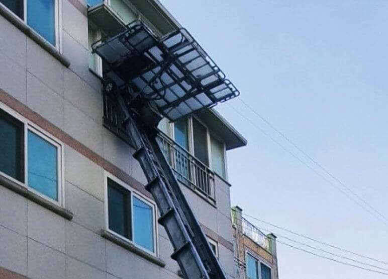 이사를-하고-있는-사다리-차량