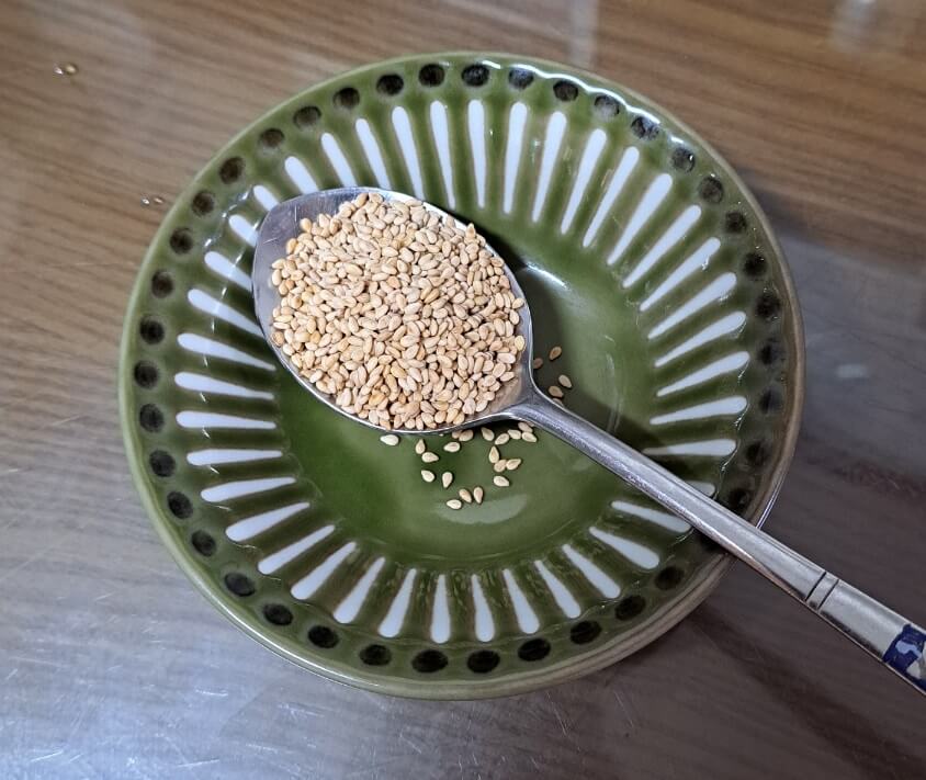 미나리 무침 재료 통깨 1스푼