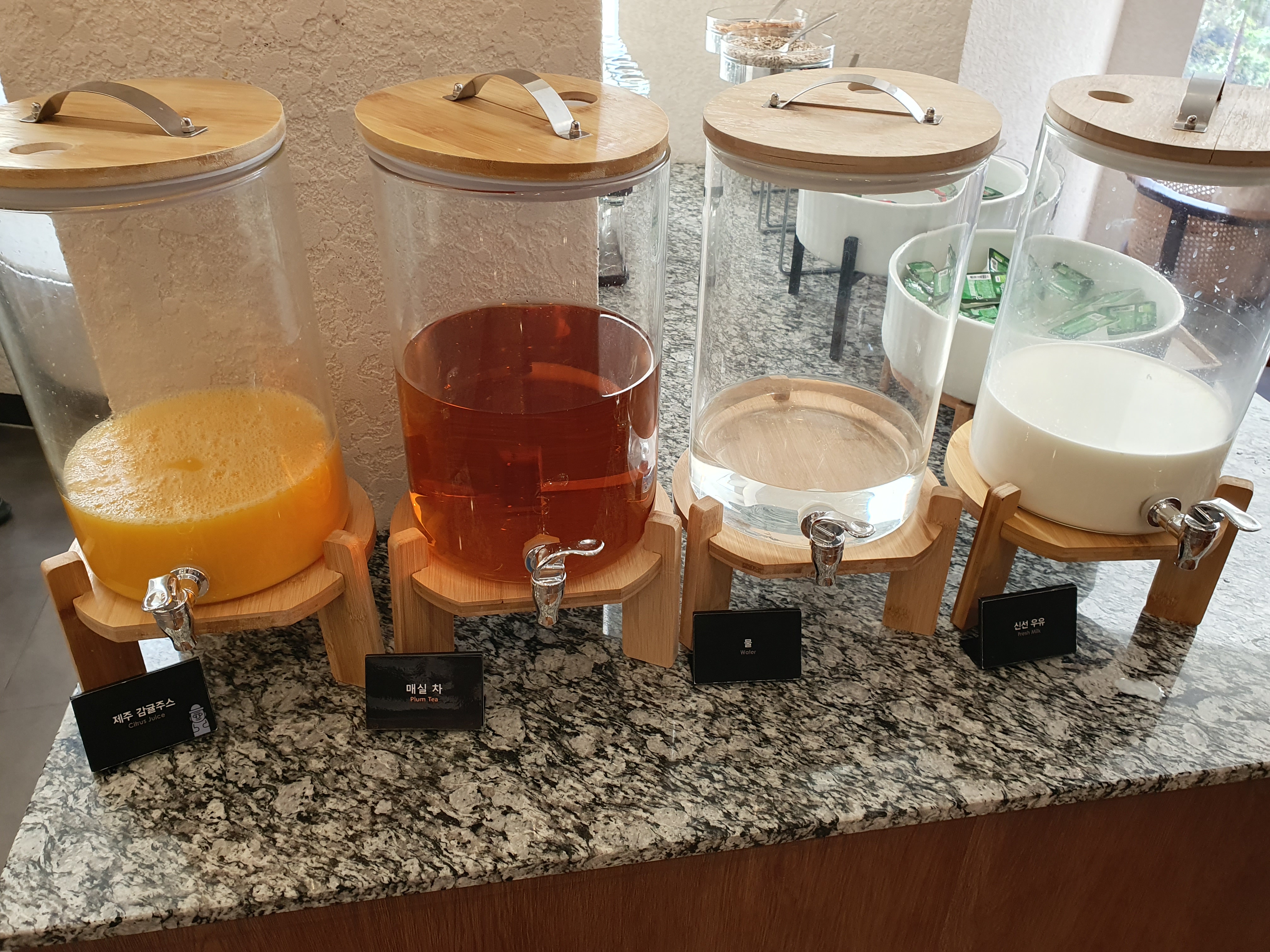 음료수는 감귤주스 매실차 물 우유가 있습니다.