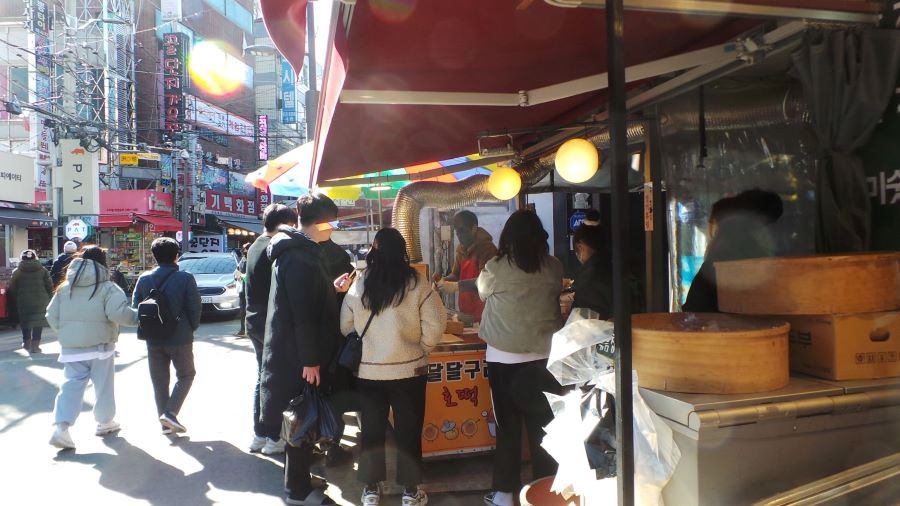 호떡장수에 몰려든 젊은이들&#44;