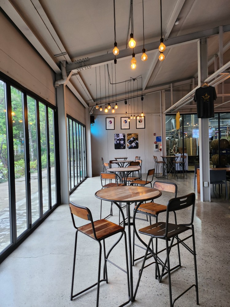 펀더멘탈 브루잉 맥주집 내부