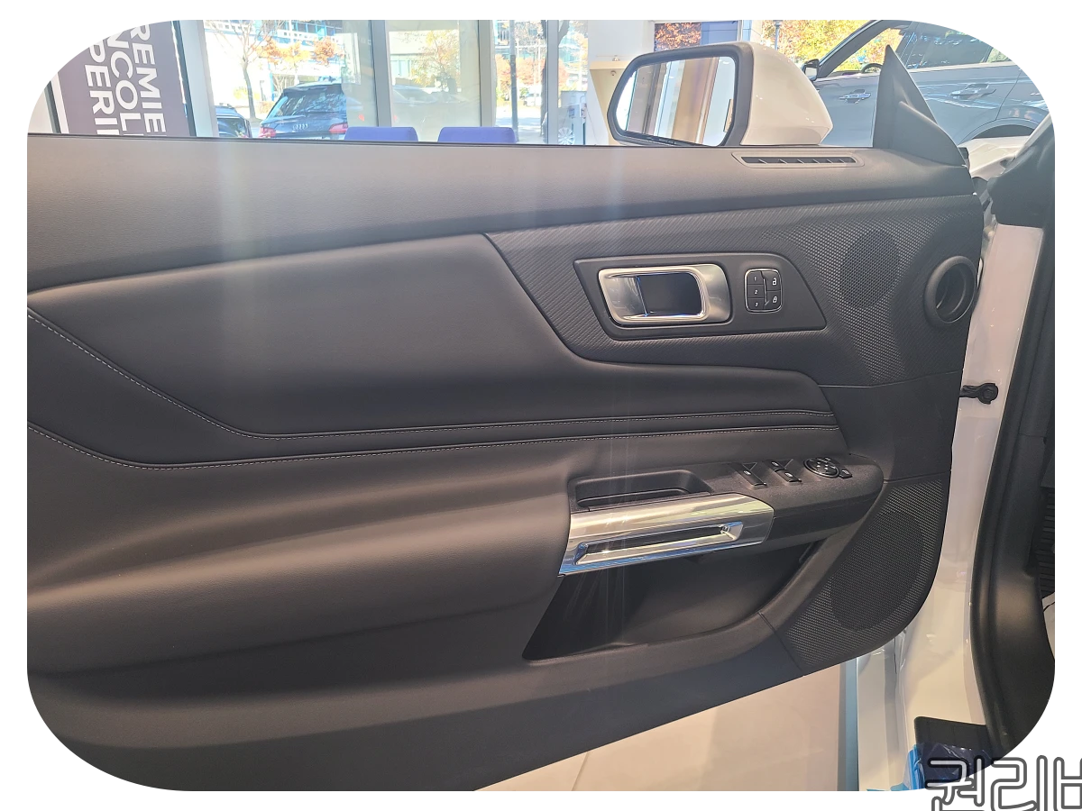 신형 머스탱 문짝