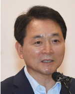 성일종 의원이 마이크 앞에 있다.