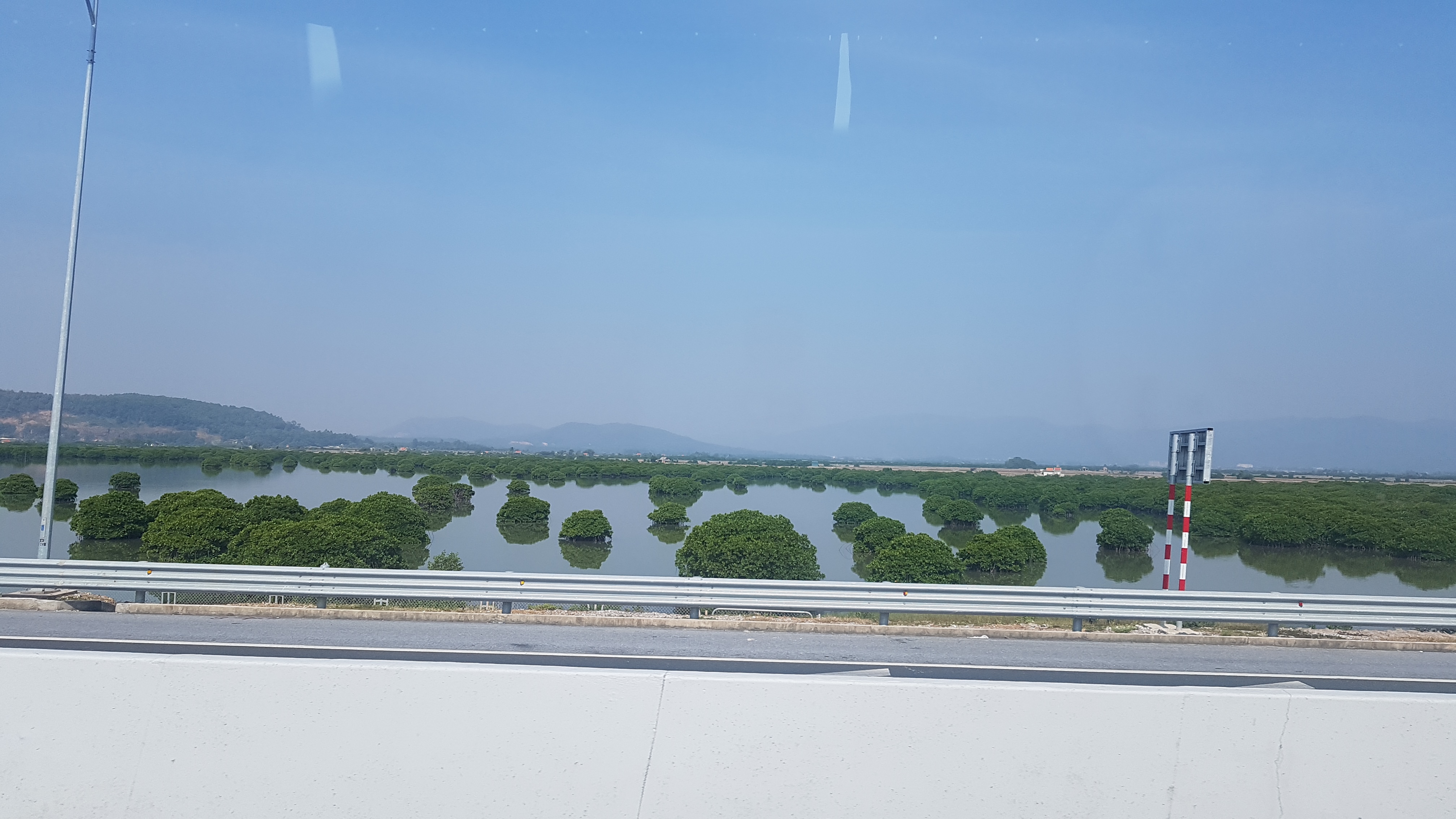 하롱베이 가는 고속도로