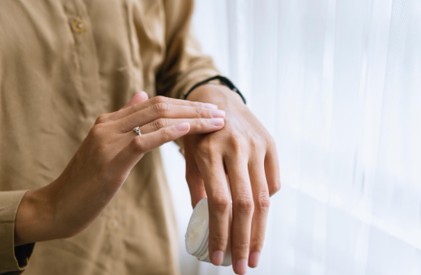 노화로 인한 피부 변화, 어떻게 관리할까? 중년 피부 탄력 유지법