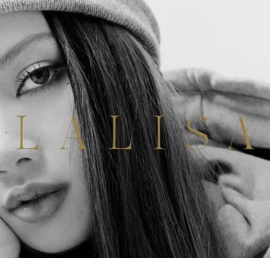 리사 스타일 분석: 세련됨과 캐주얼의 완벽 조화