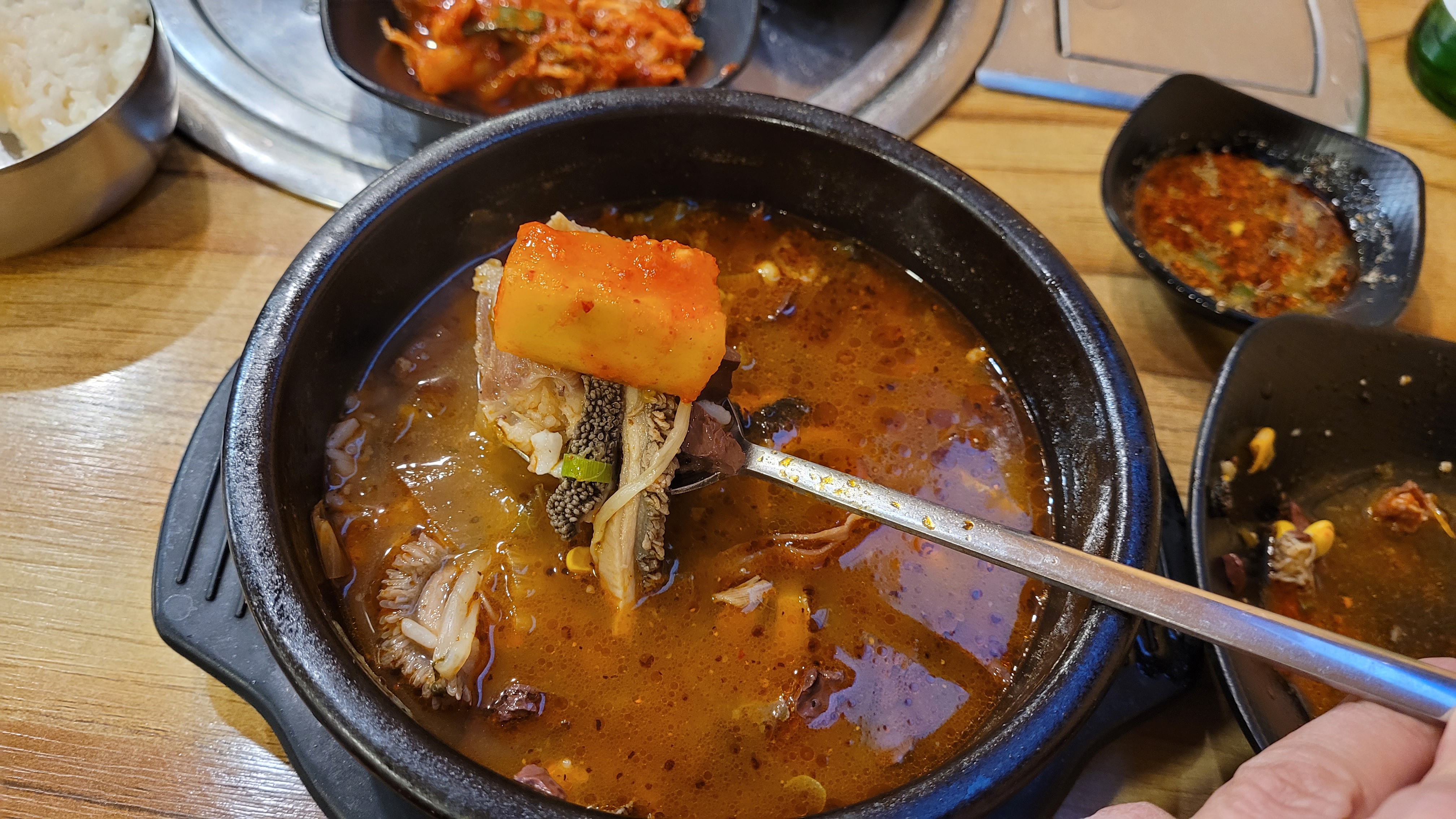 장터집 양평해장국 차돌해장국 양위에 깍두기를 올림