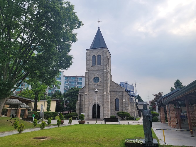 춘천 죽림동 주교좌성당 사진입니다. 앞에 있는 동상은 예수부활상입니다. 멀리 성당 왼편에는 성모자상이 보입니다.