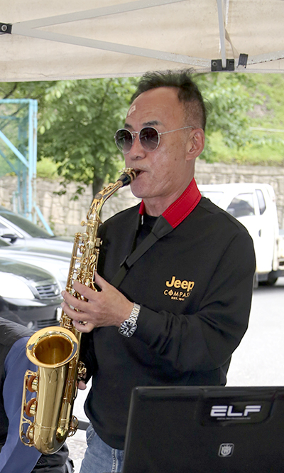 Play saxophone - Shin