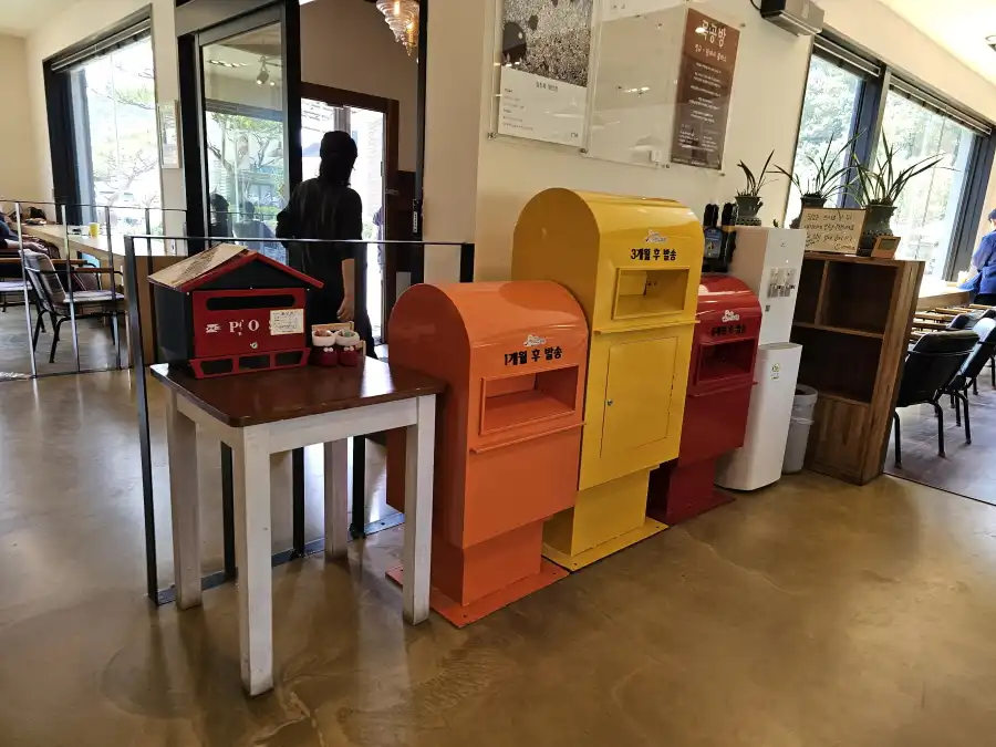 손편지 감성체험을 할 수 있는 노란우체통 베이커리카페