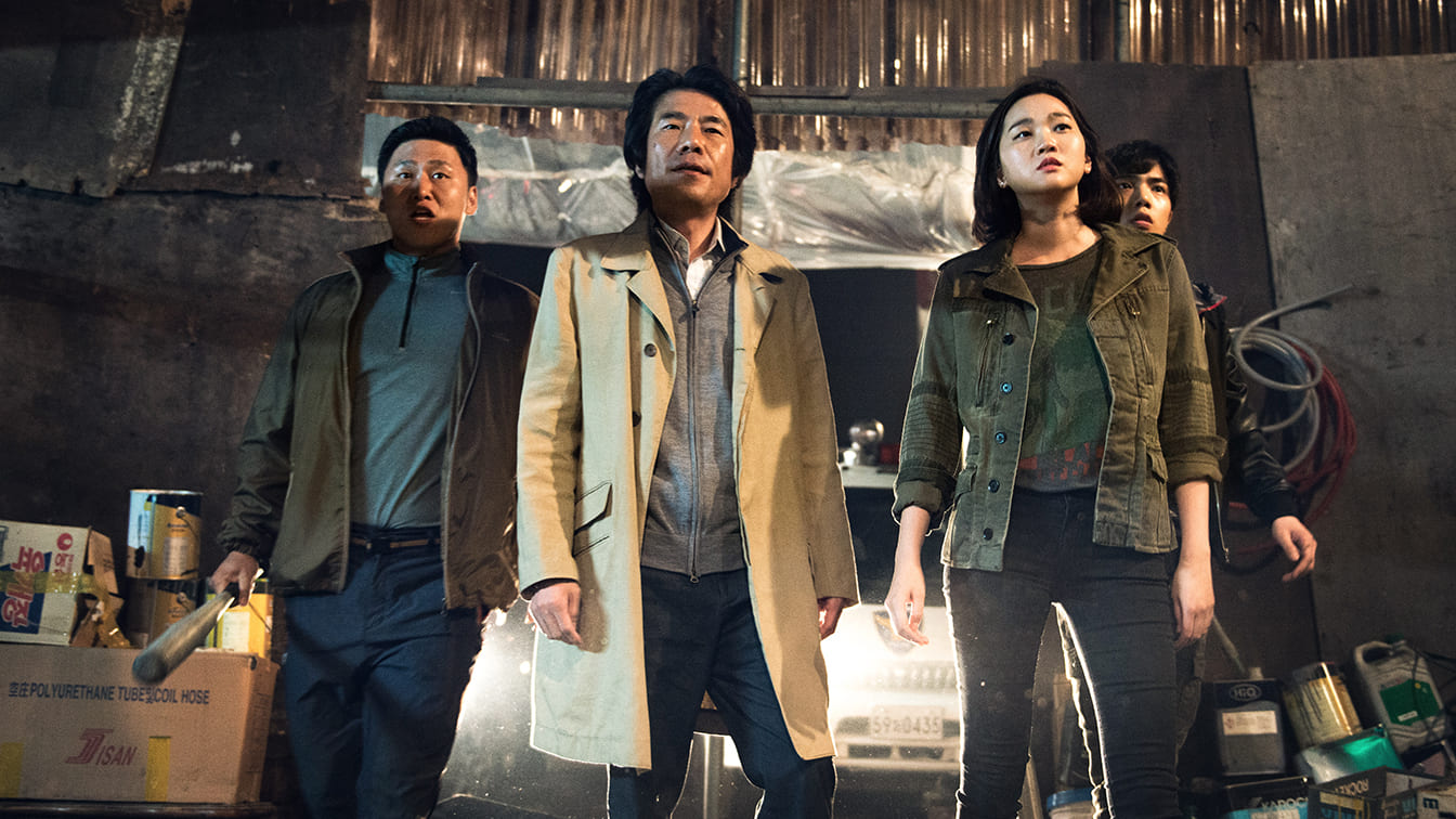 4명의 무리가 어느 창고안으로 들어가 위풍당당하게 일렬로 서있는 장면