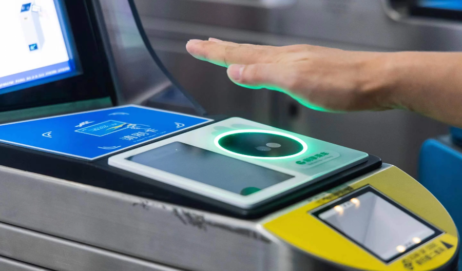 접촉식으로 이루어져 위생적이며, 정맥 패턴이 사람마다 고유하기 때문에 높은 정확도를 자랑