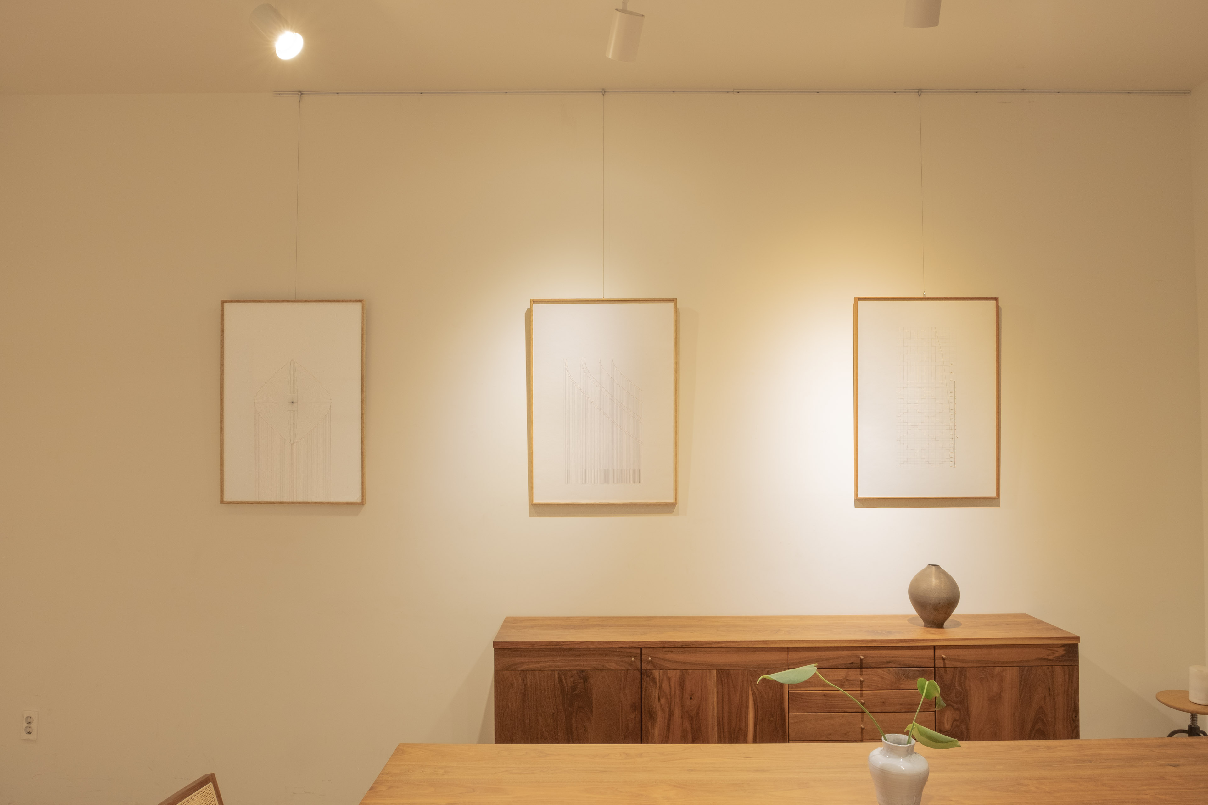 전시 사진, 나란히 놓인 작품 3점