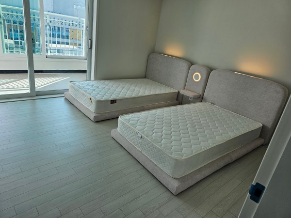 슈퍼싱글-침대가-나란히-있는-모습