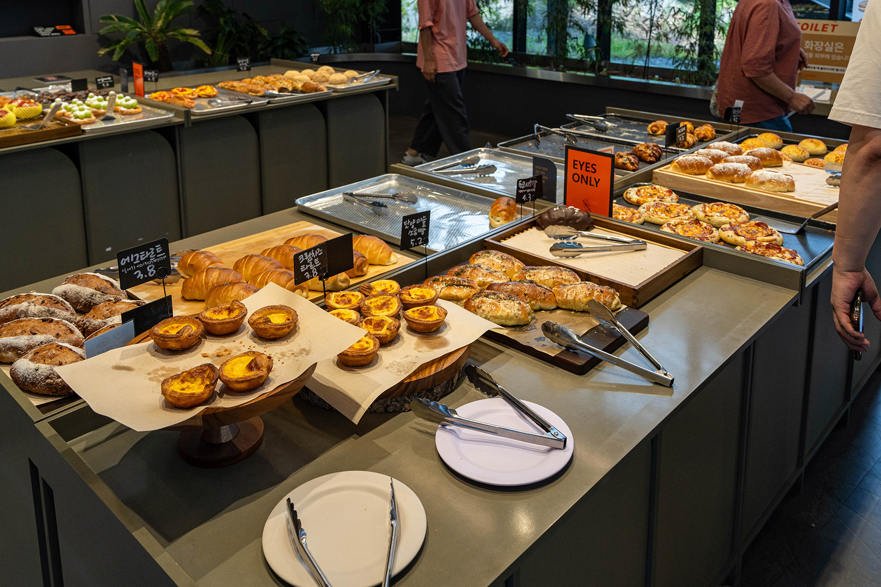 카페산 베이커리 진열대