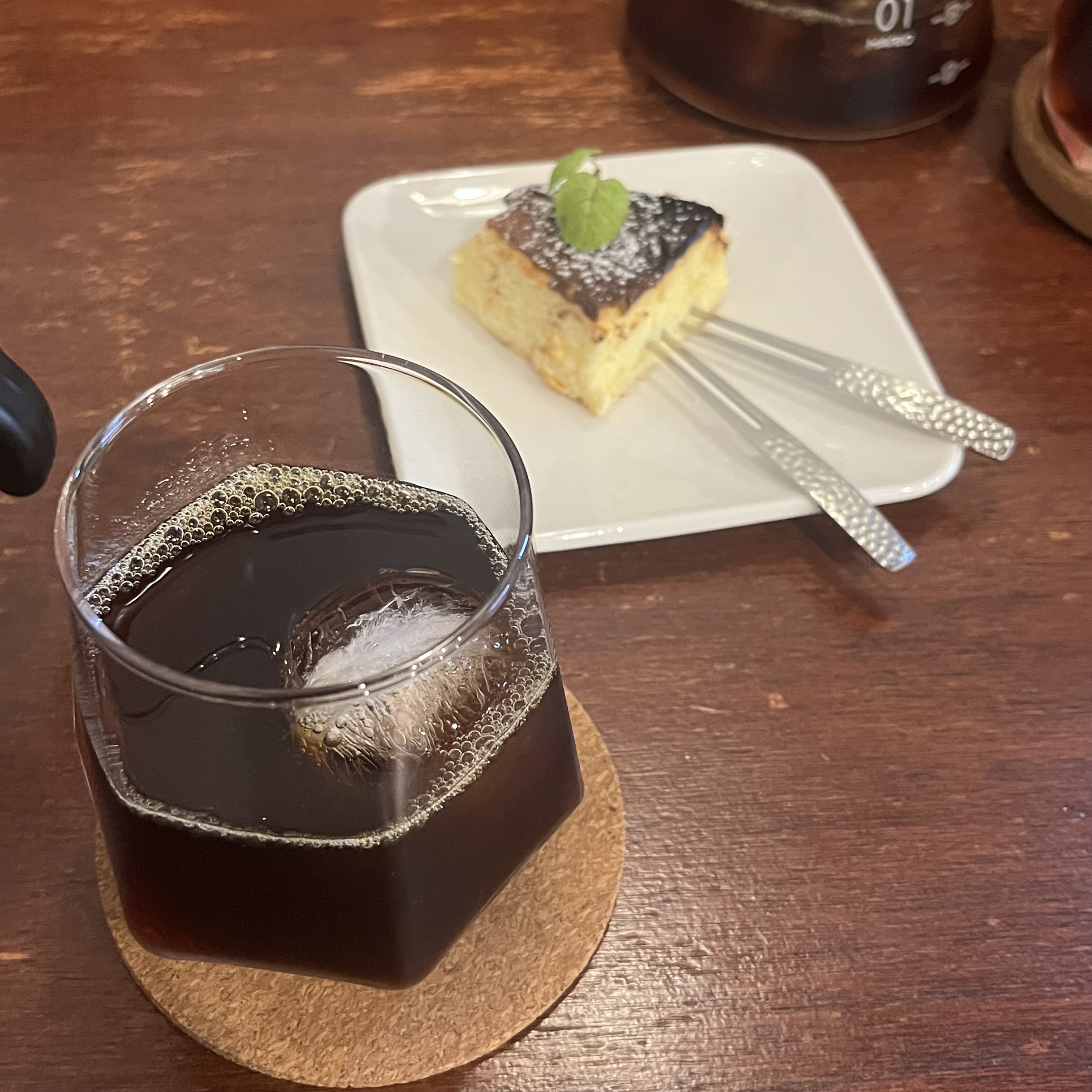서빙된 드립커피와 이벤트 치즈케이크