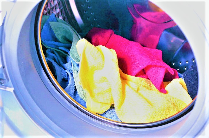 세탁기 통에 세탁물 모습