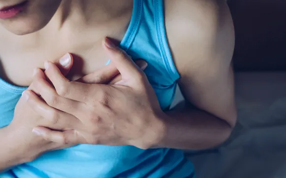 가슴을-부여잡은-여성-나시티