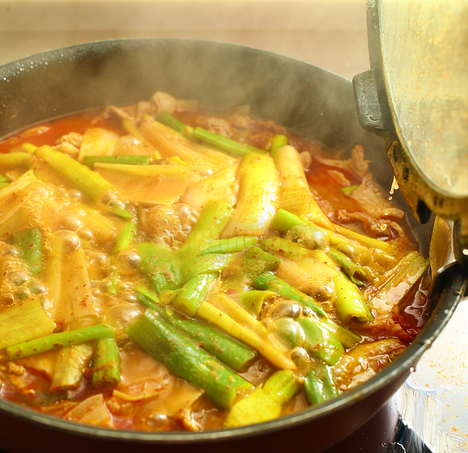 펄펄 끓는 김치찌개의 생동감 넘치는 모습, Appetite-stimulating boiling Kimchi stew with rising steam