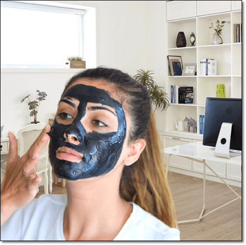 얼굴팩 하는 여성