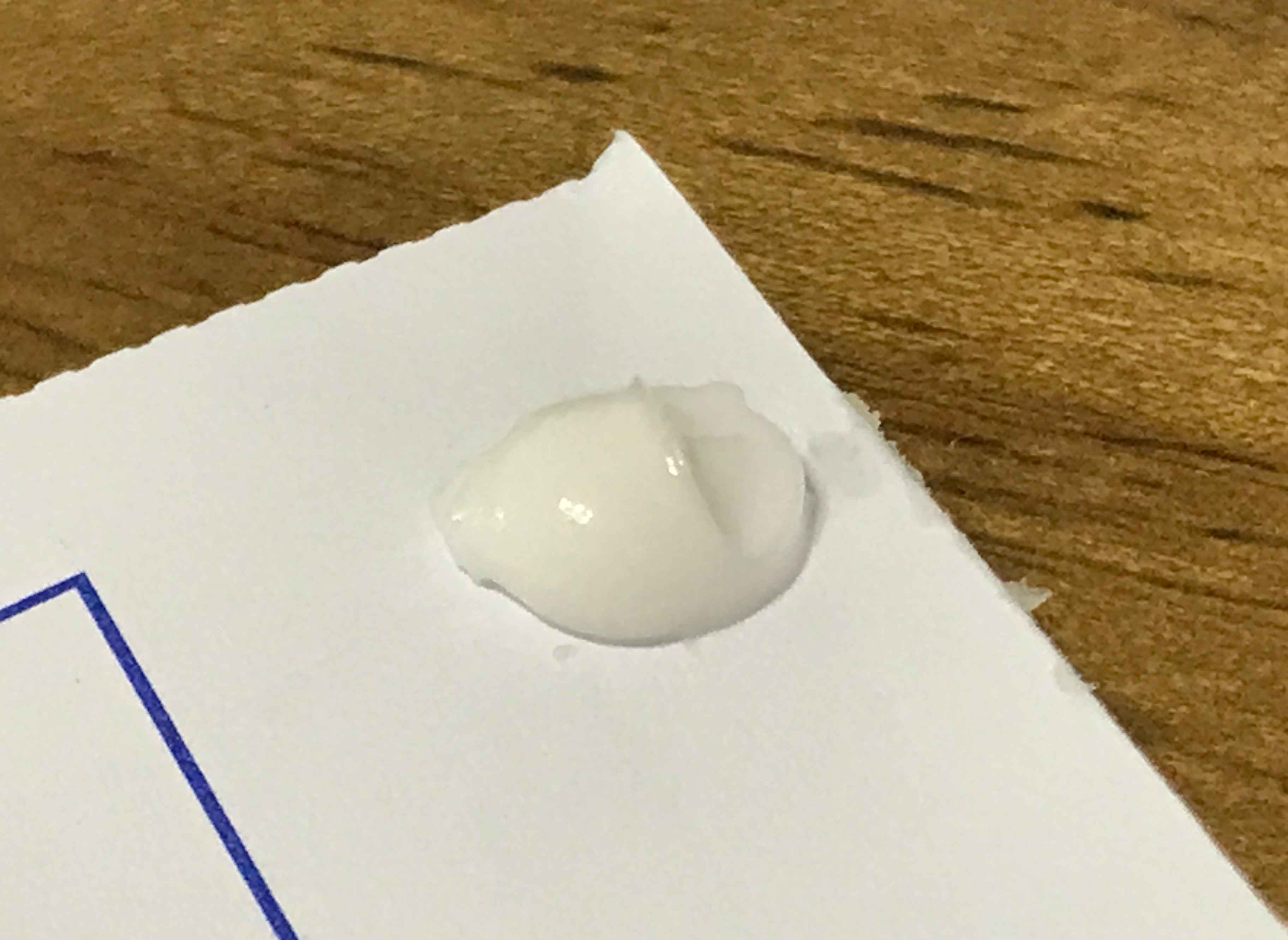 눅스 핸드크림을 종이 위에 짜놓은 모습