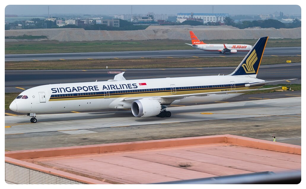 싱가포르항공 B787-10 DREAMLINER가 공항에 있는 모습을 찍은 사진