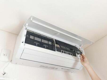 에어컨필터 떼어내고 있는 모습