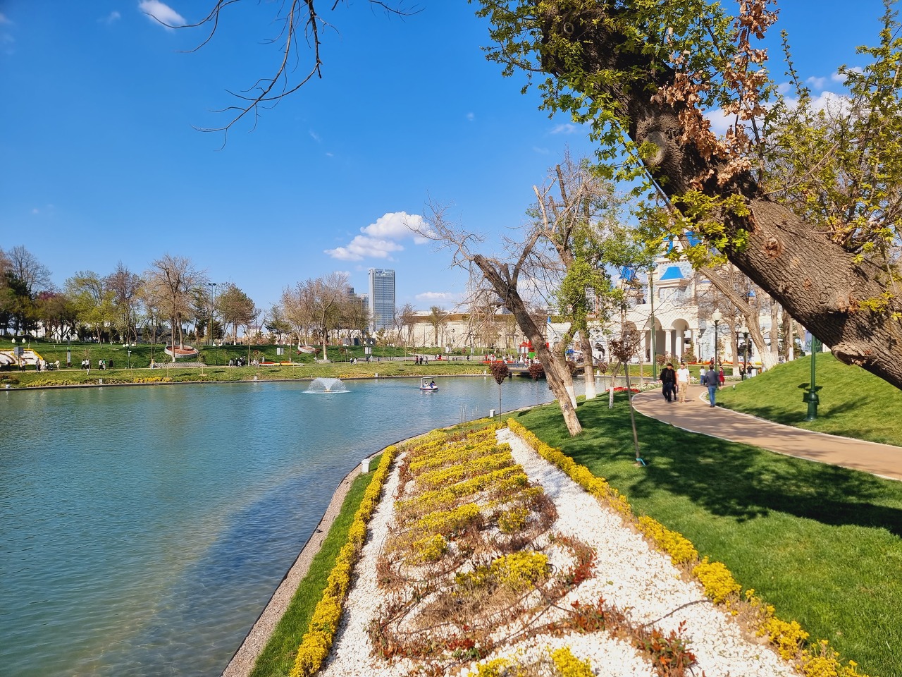 호수 주변 산책로