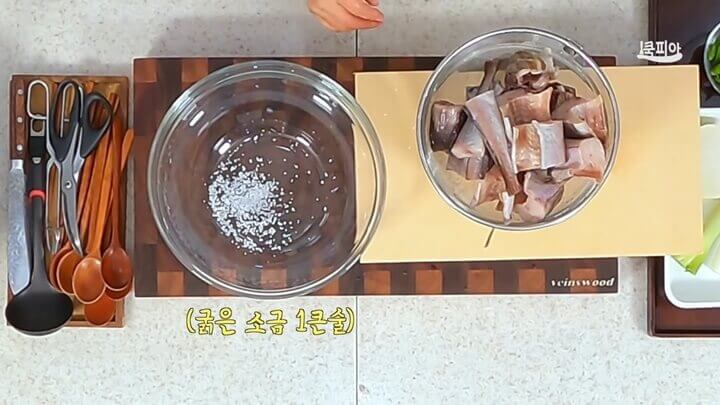 소금 1숟갈 넣기