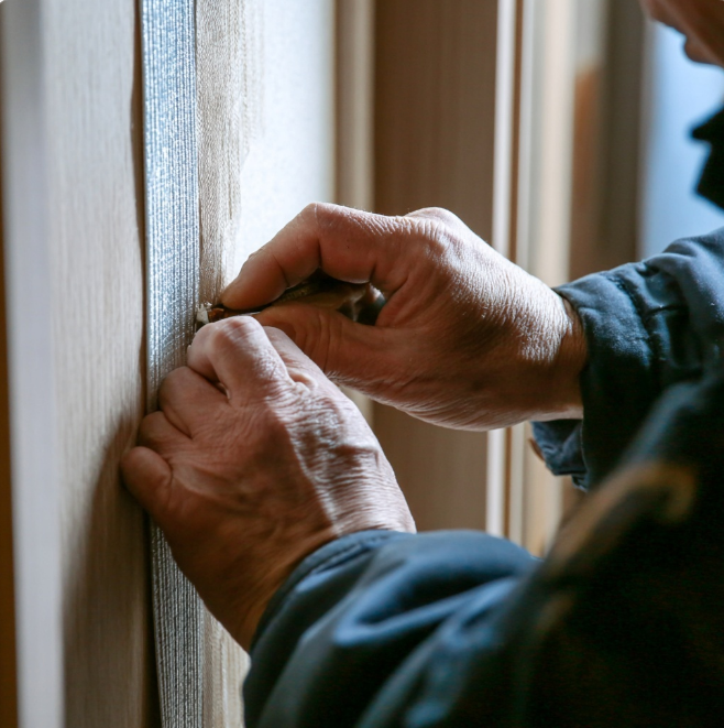 창문 단열 스티커를 붙이는 모습